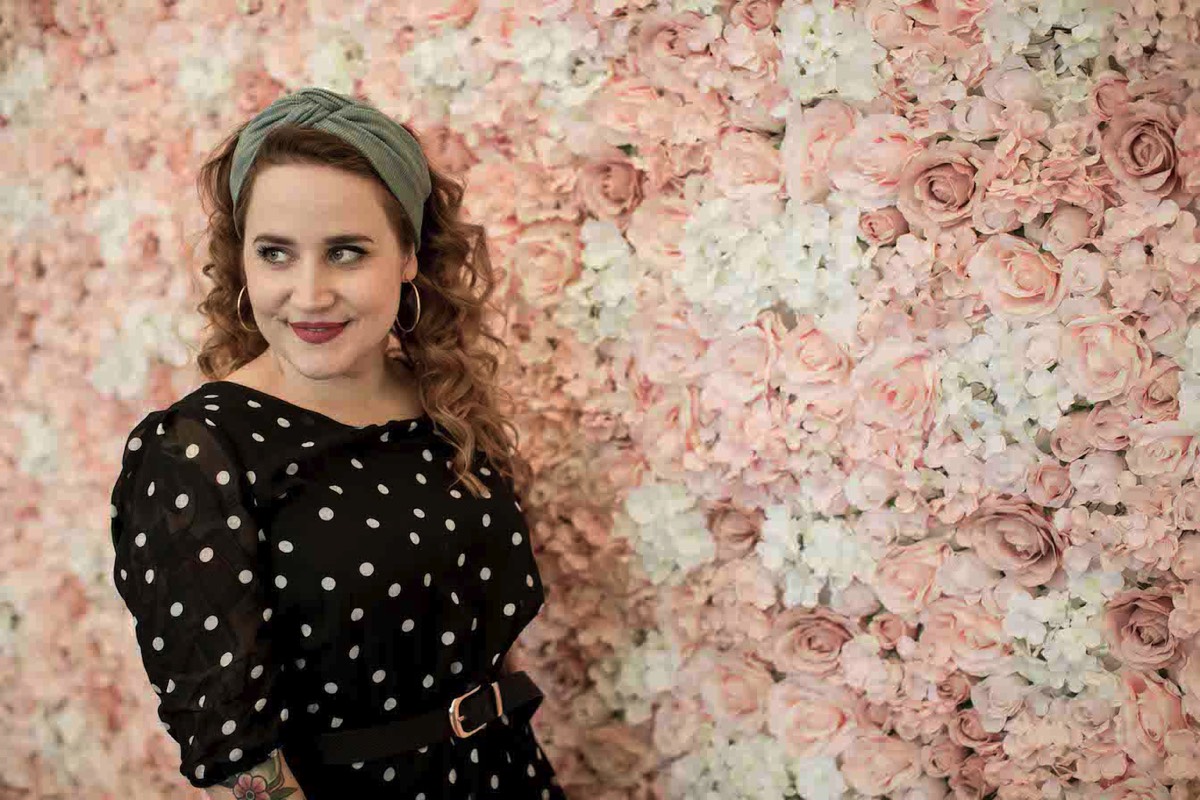 Eine Blumenwand zur Hochzeit