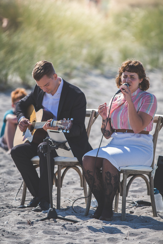 Musiker bei einer Trauung am Strand des Beach Motel Heiligenhafen