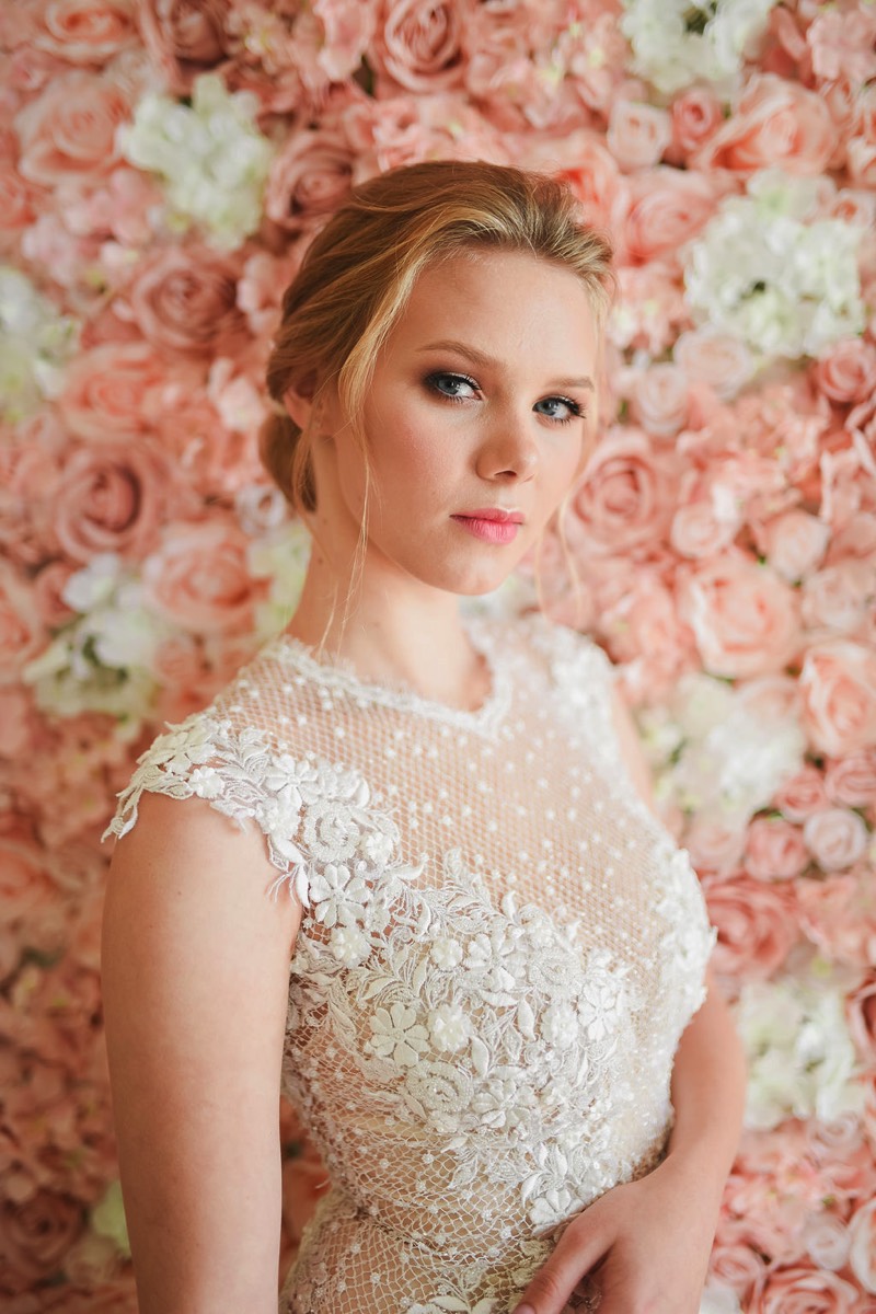 Braut beim Fotoshooting vor Blumenwand im Hotel Louis C. Jacob Hamburg