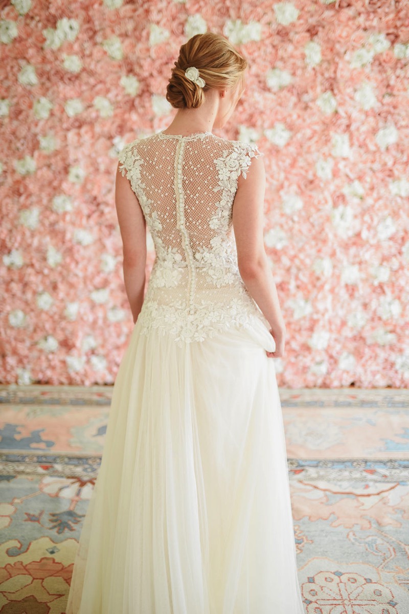 Braut im Brautkleid mit Rücken zur Kamera bei Hochzeit im Hotel Louis C. Jacob