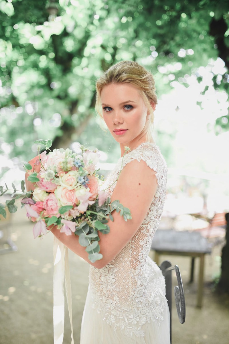 Hochzeit im Louis C. Jakob und Braut mit Strauß