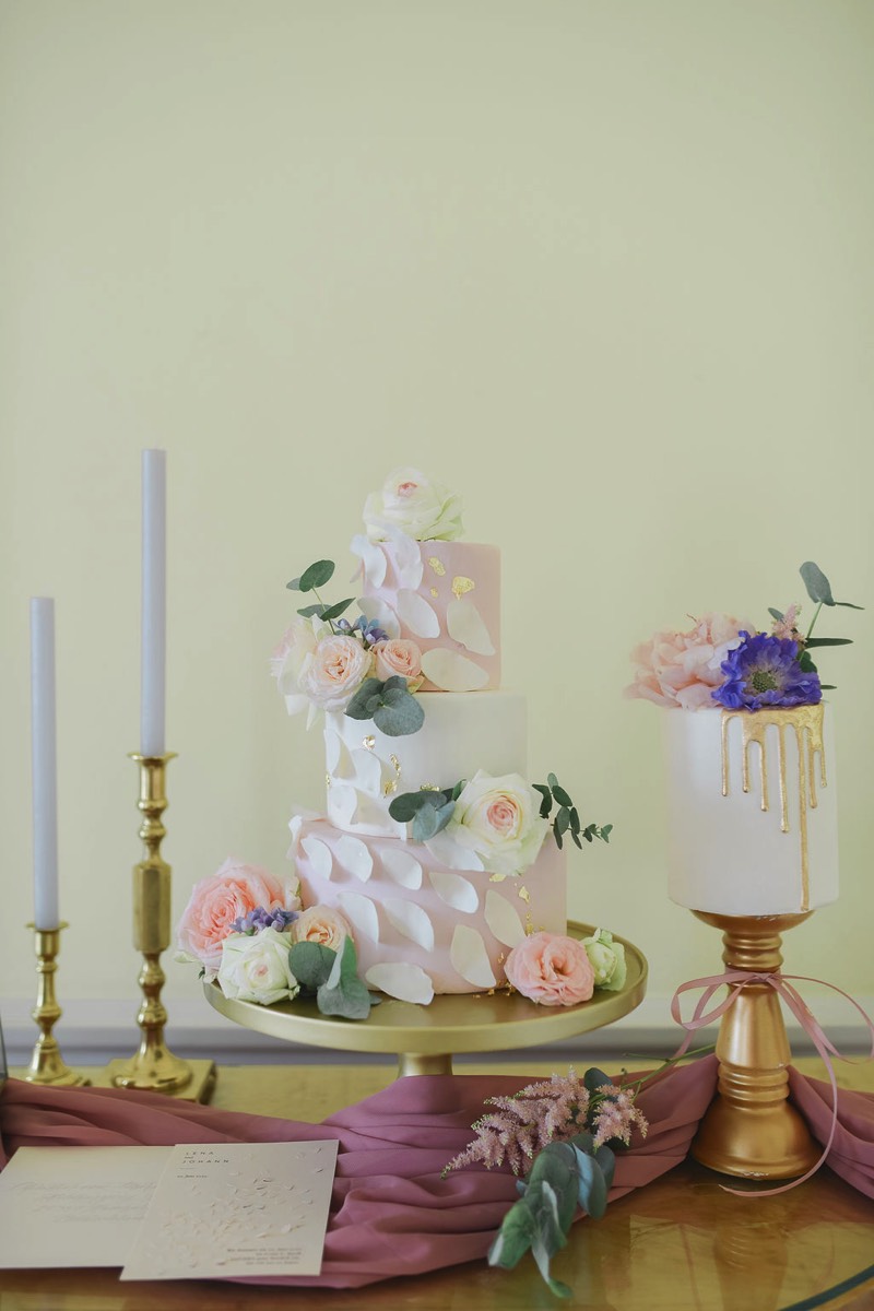 Hochzeitstorten mit Blumendekoration im Hotel Louis C. Jacob Hamburg