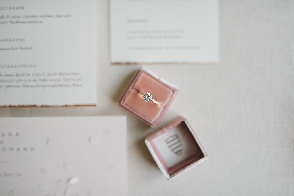 Ring mit Diamantschmuck bei Hochzeitsfeier im Louis C. Jacob Hamburg