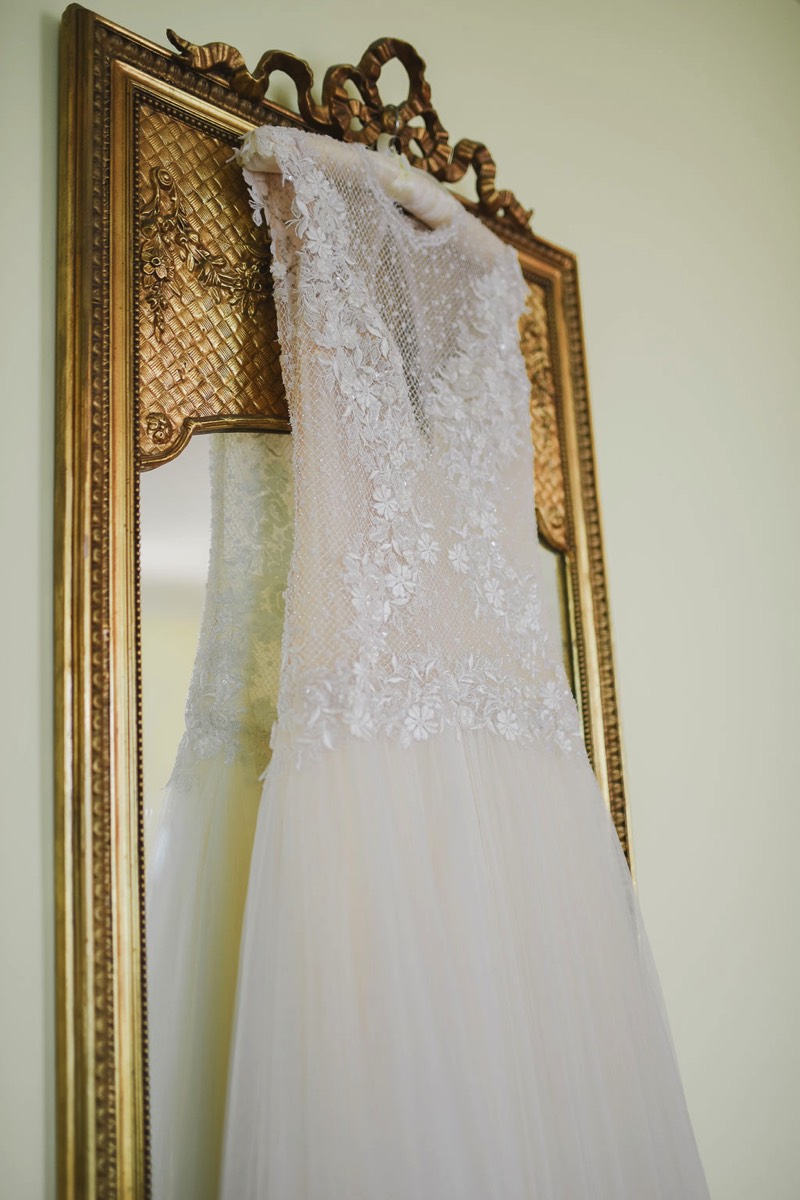 Brautkleid hängt am Spiegel vor der Trauung im Hotel Louis C. Jacob Hamburg