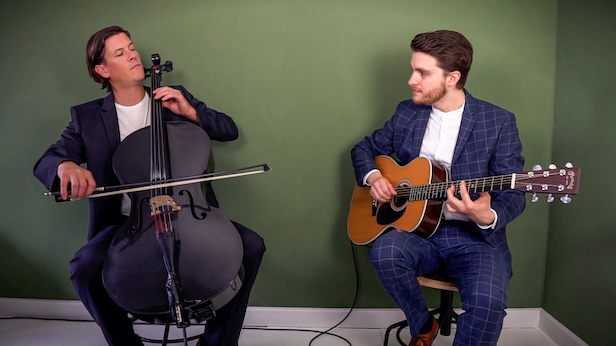 Cello und Gitarre spielen zur Hochzeit