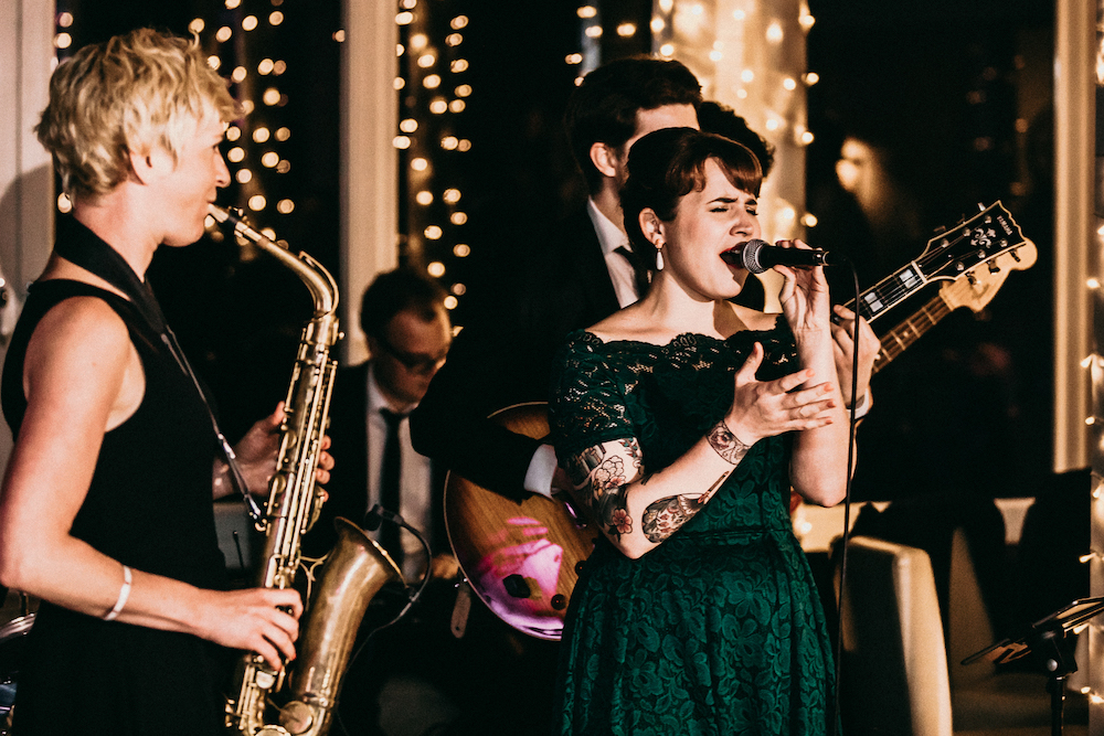 Musiker einer Coverband spielen zur Hochzeit