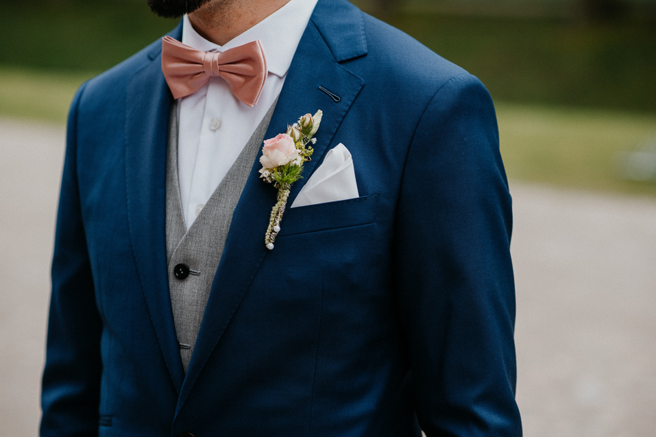 Blauer Hochzeitsanzug auf Schloss Bothmer