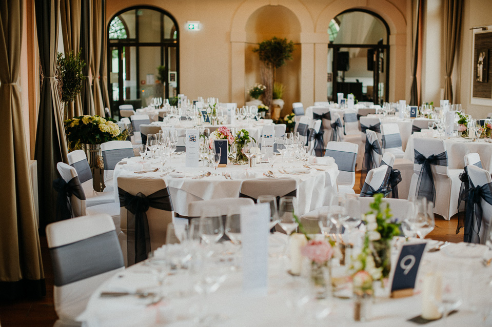 gedeckte Tische bei Hochzeit auf Schloss Bothmer