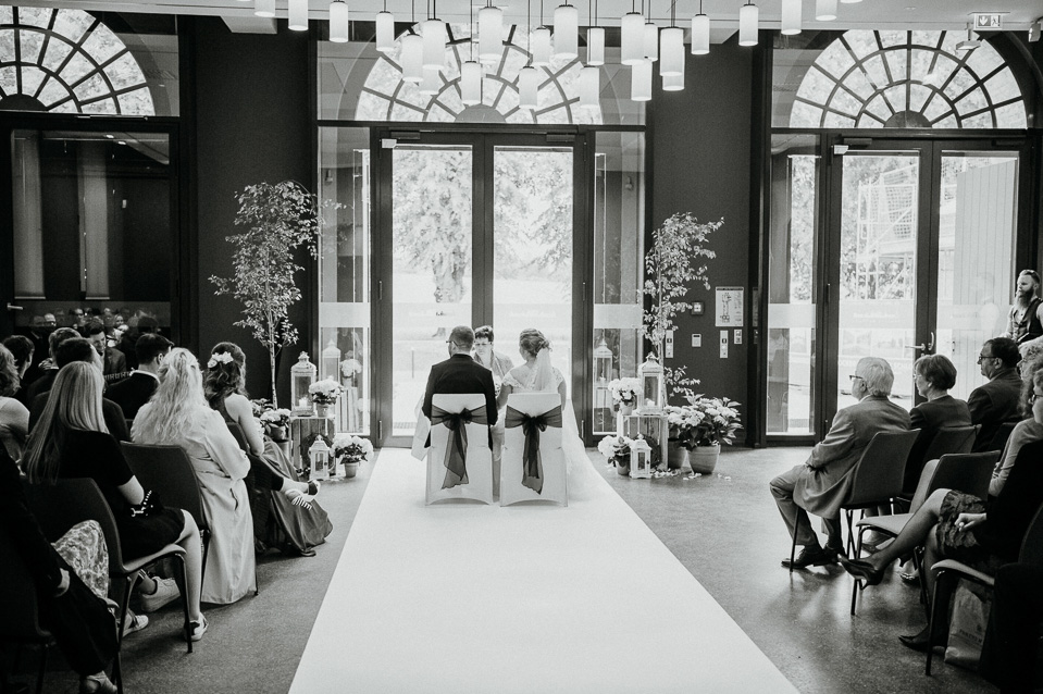 Brautpaar bei standesamtlicher Trauung auf Schloss Bothmer