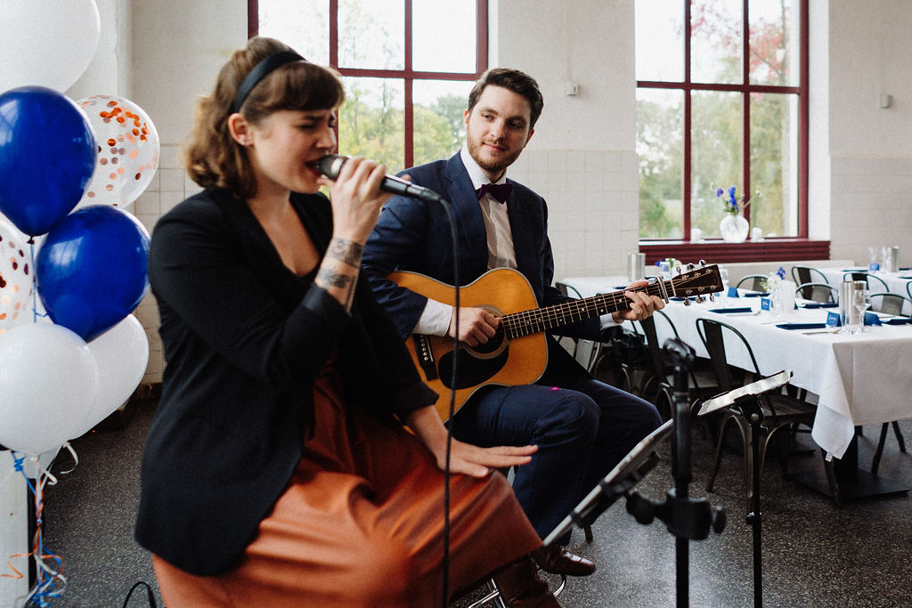 Gitarrist und Sängerin bei Hochzeit im Wasserwerk Wilhelmsburg