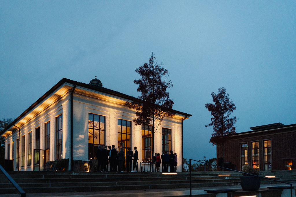 Das Wasserwerk in Wilhelmsburg Hamburg am Abend