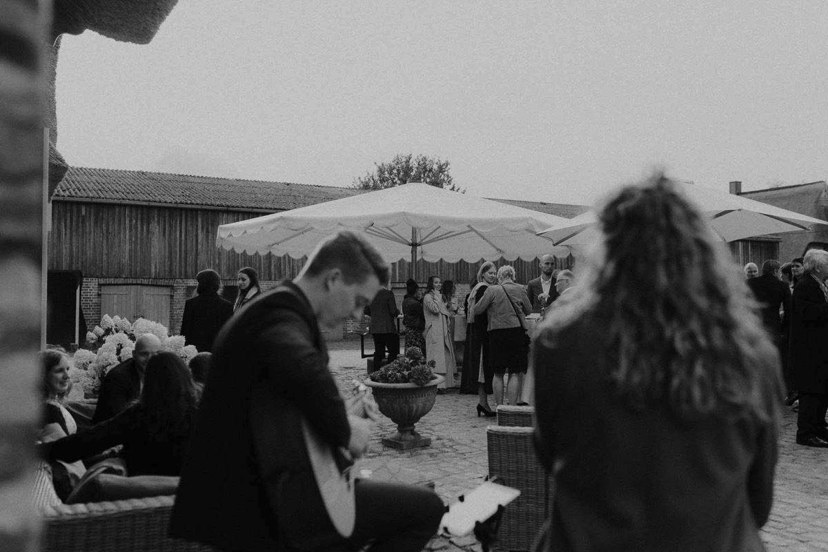 Zwei Musiker mit Gesang und Gitarre spielen zur Hochzeit auf Gut Mönkhof.