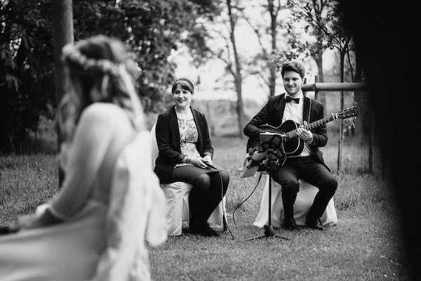 Musiker spielen für Brautpaar bei Hochzeit auf Gut Mönkhof