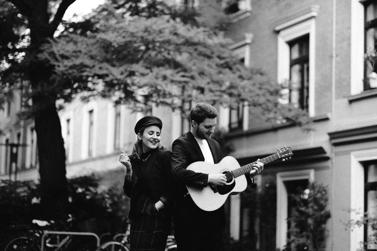 Hochzeitssängerin und Gitarrist spielen als Hochzeitsmusiker in Hamburg