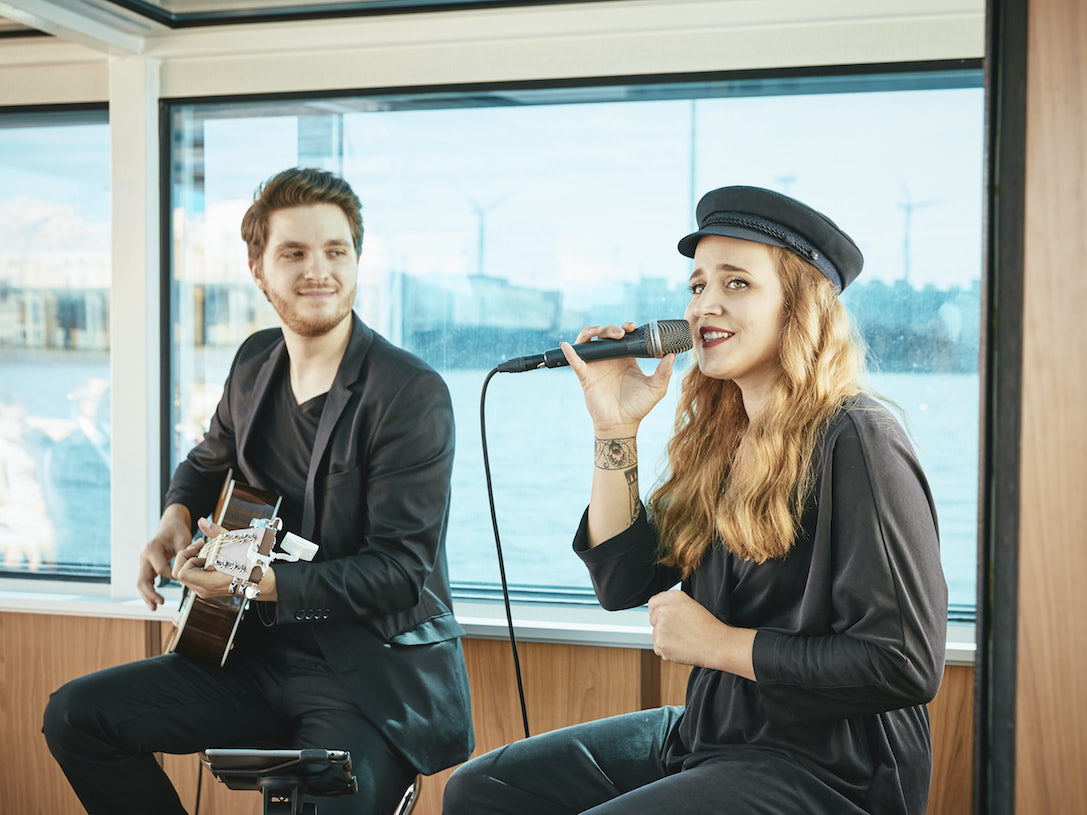 Musiker spielen zur Hochzeit auf Barkasse in Hamburg